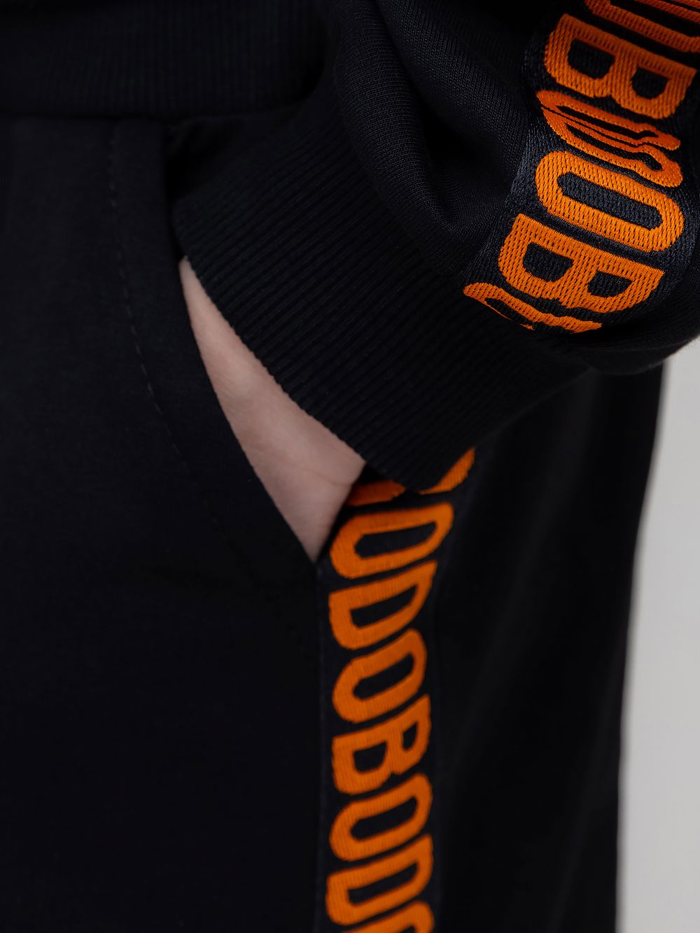 Костюм с брендированной лентой - фото 7