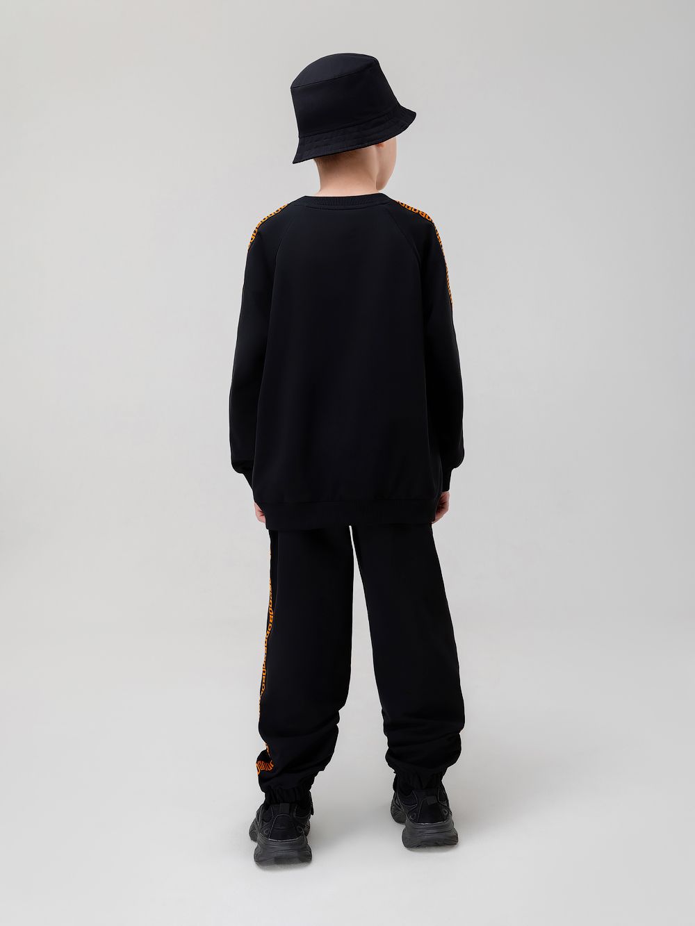 Костюм с брендированной лентой - фото 9