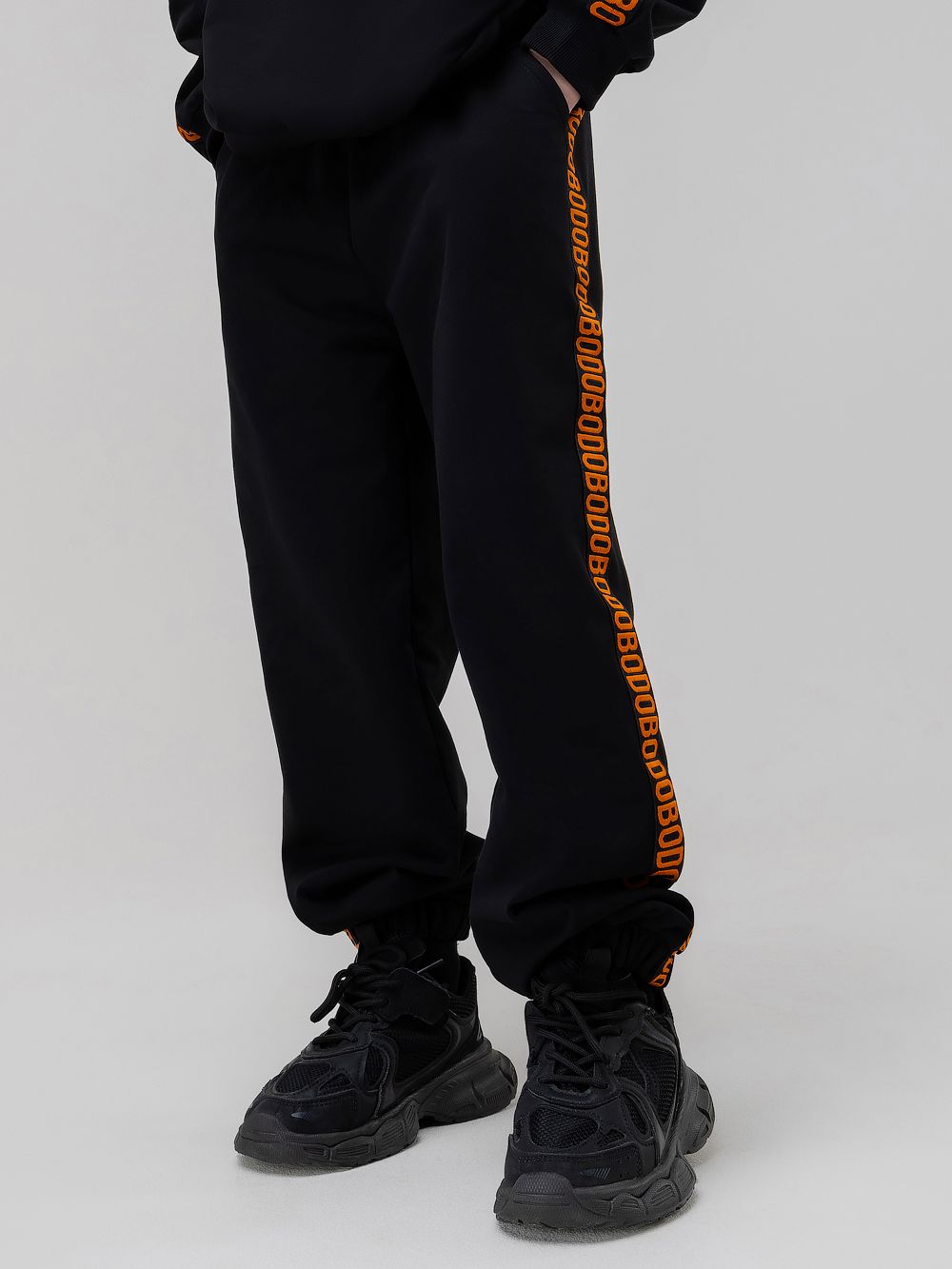 Костюм с брендированной лентой - фото 10