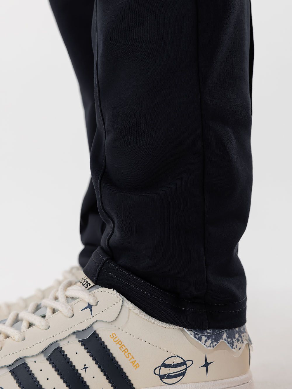 Зауженные брюки с отстрочками - фото 4