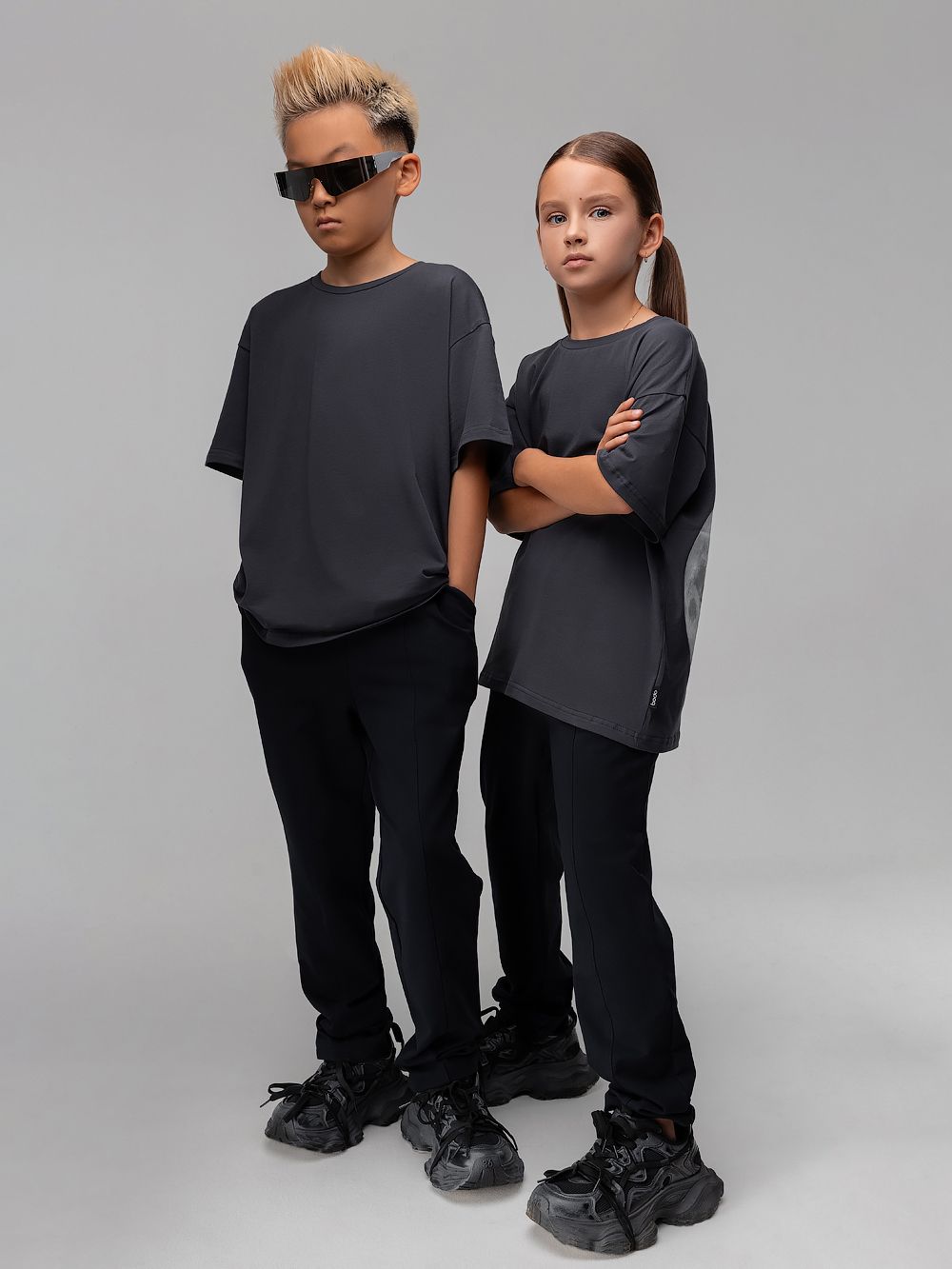 Зауженные брюки с отстрочками Зауженные брюки с отстрочками - фото 1