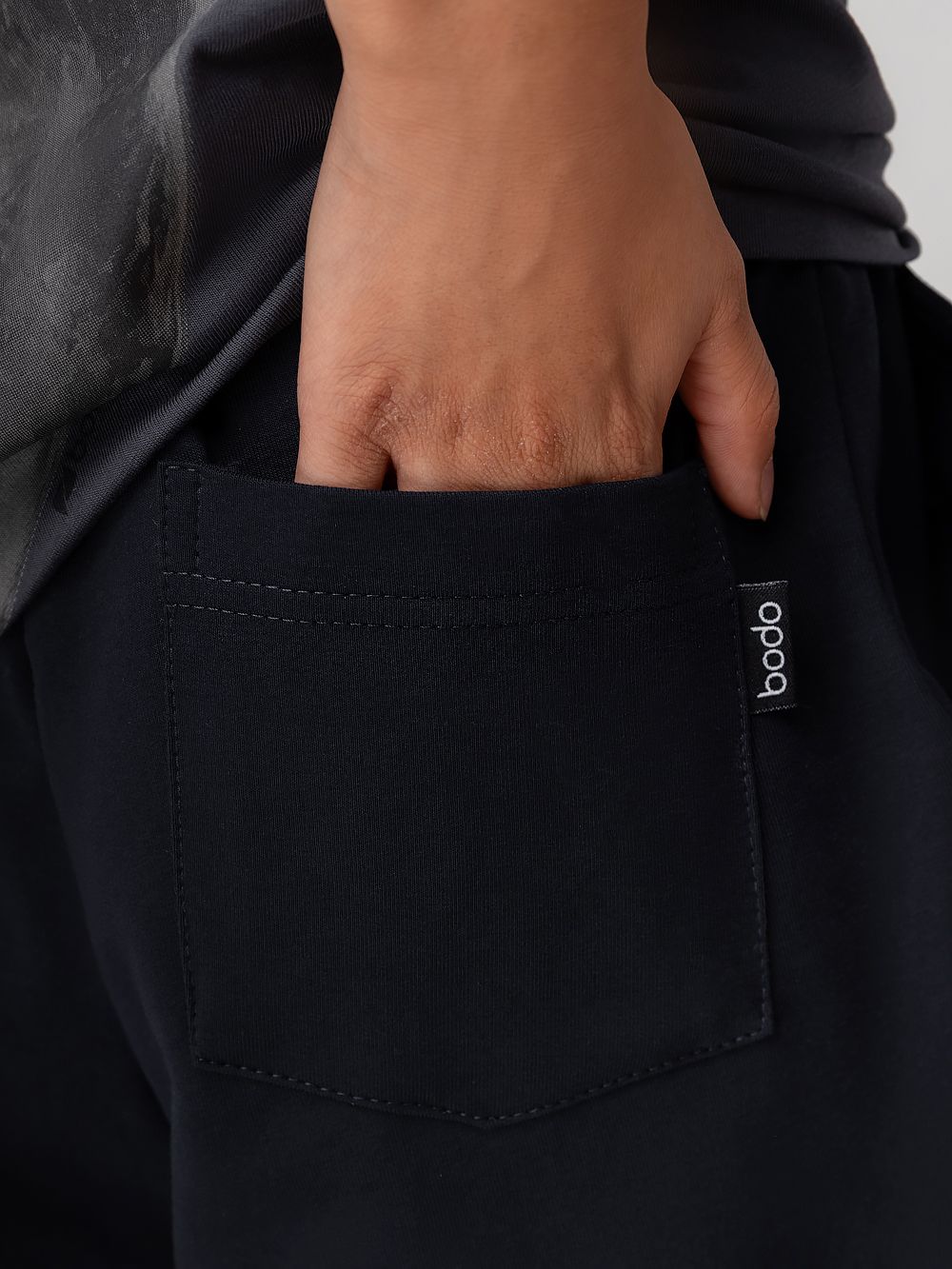 Зауженные брюки с отстрочками Зауженные брюки с отстрочками - фото 8