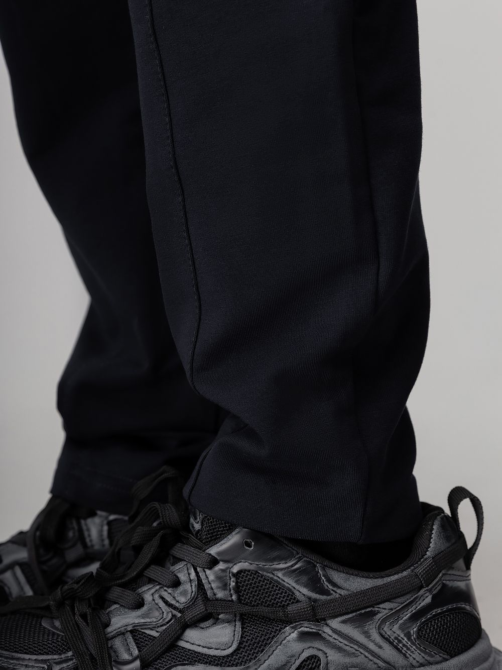 Зауженные брюки с отстрочками Зауженные брюки с отстрочками - фото 9