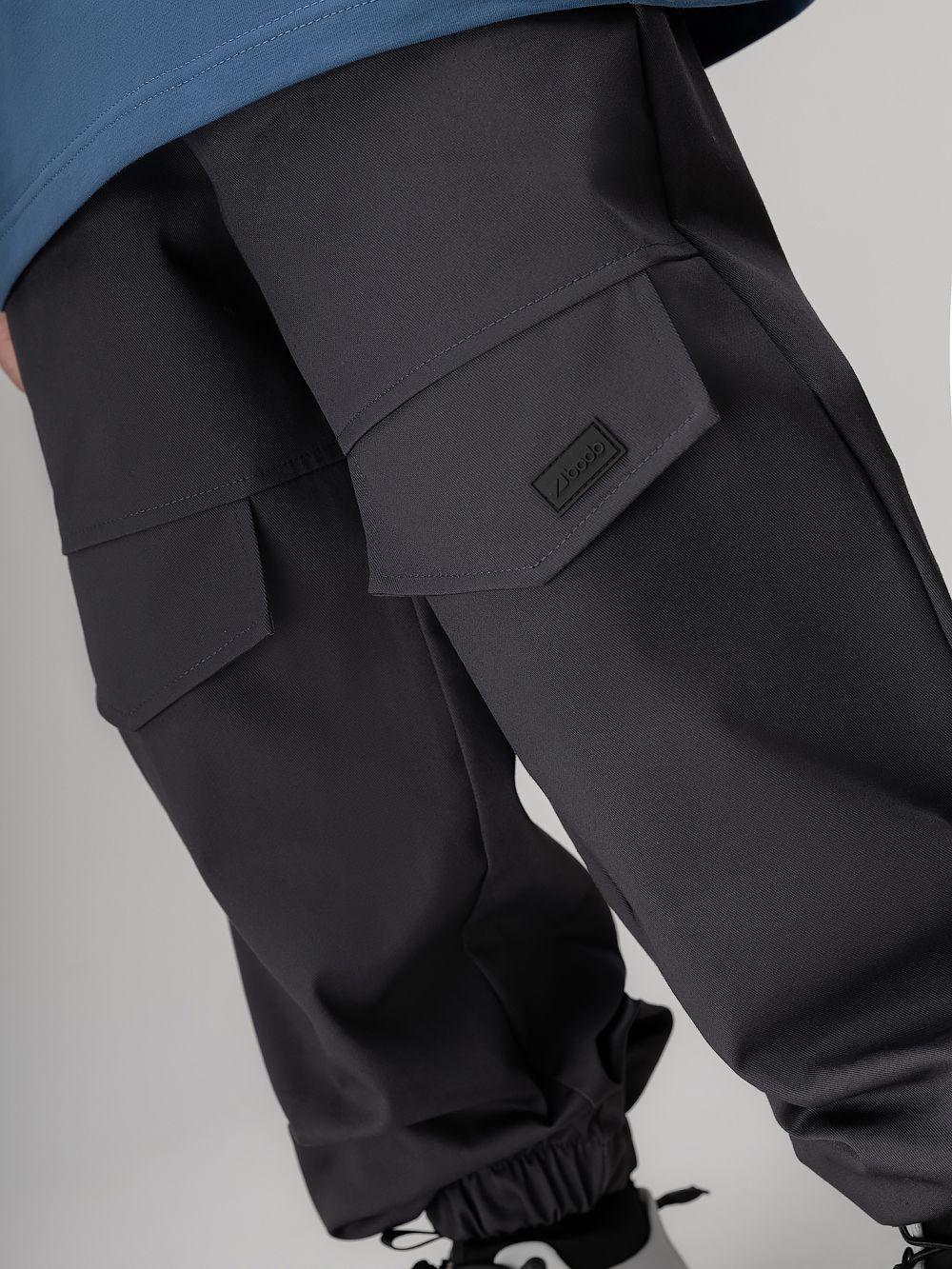 Брюки с декоративными клапанами - фото 4