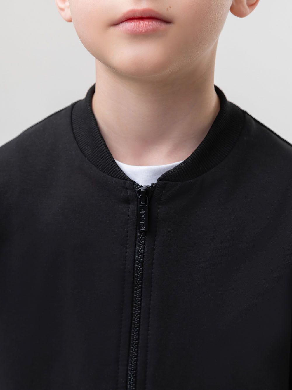 Костюм с бомбером на молнии - фото 7