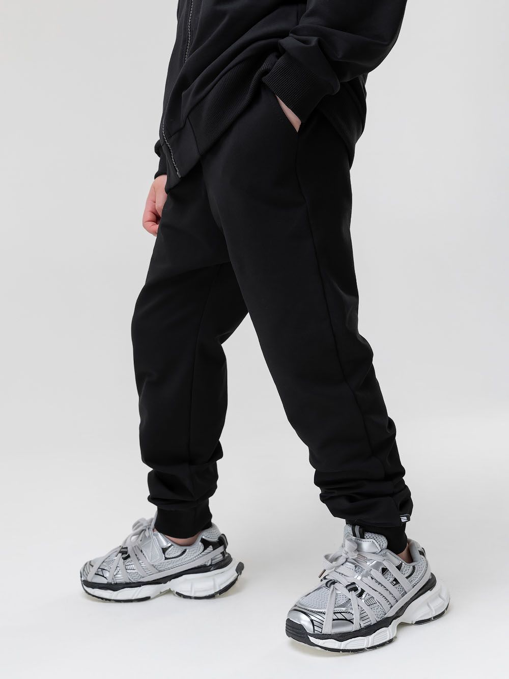 Костюм с бомбером на молнии - фото 9