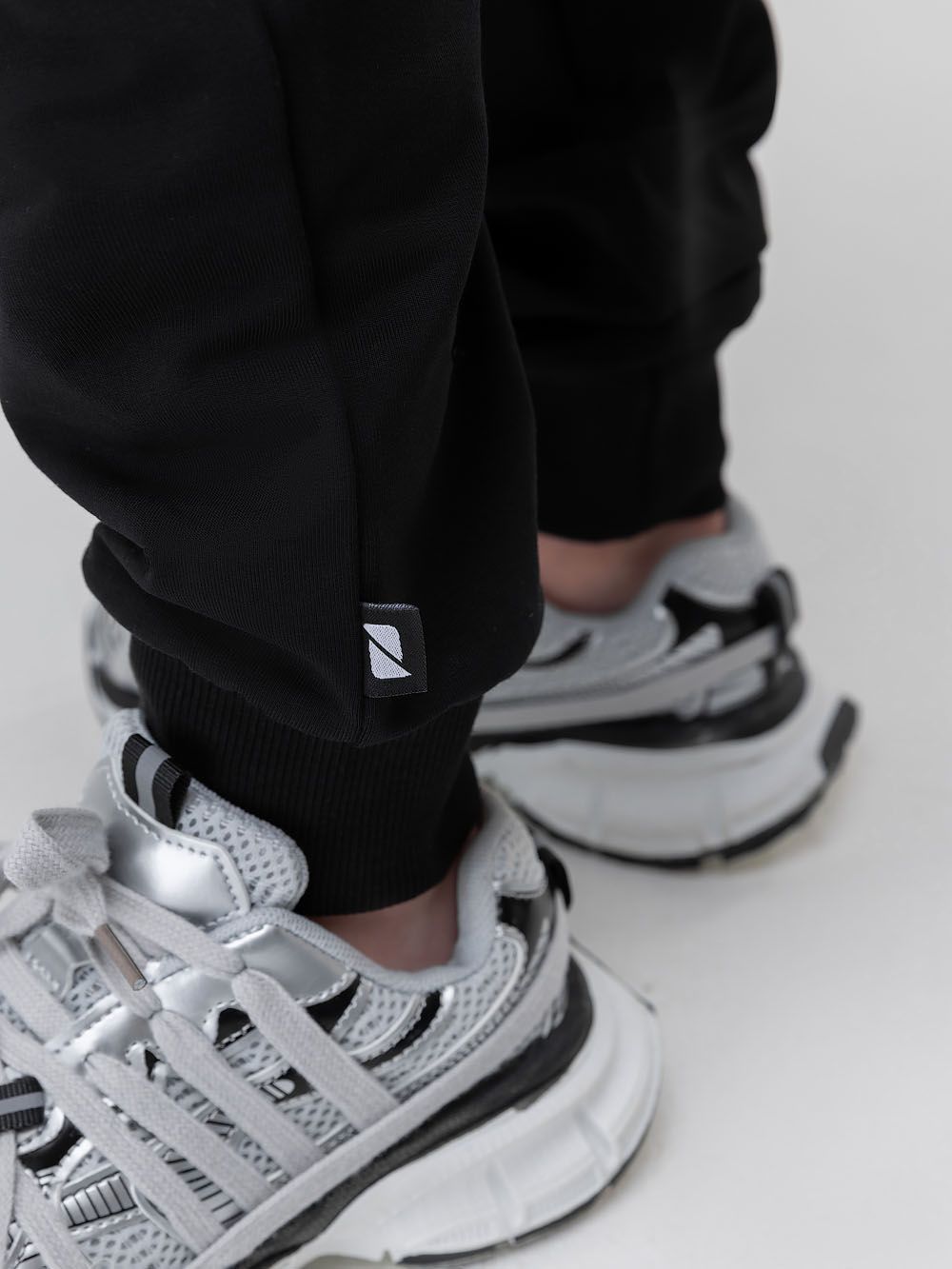 Костюм с бомбером на молнии - фото 10