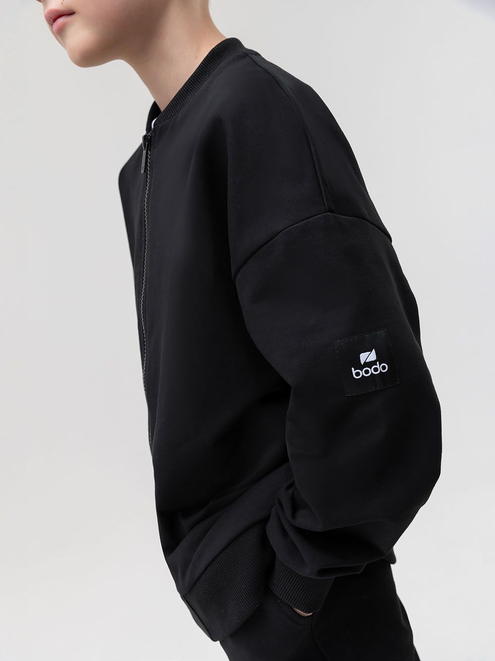 Костюм с бомбером на молнии - фото 11