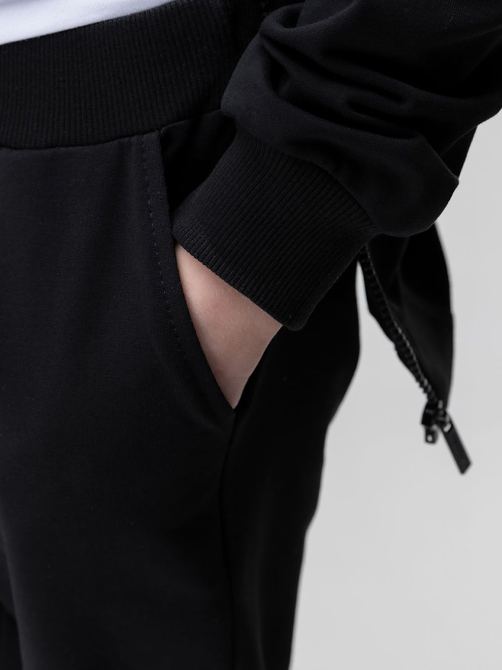 Костюм с бомбером на молнии - фото 14