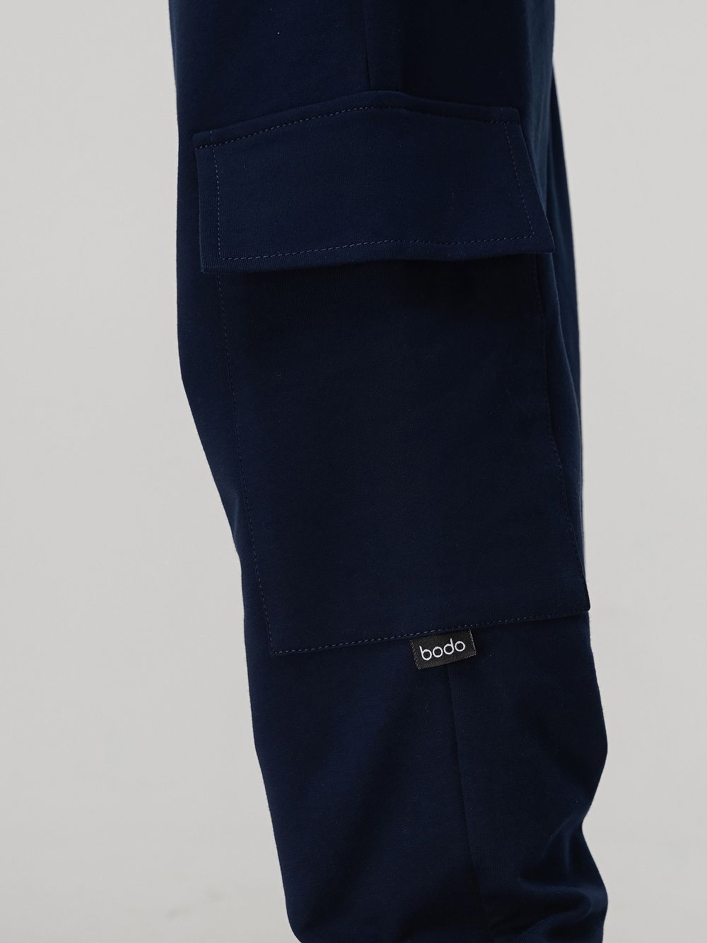 Брюки с накладными карманами - фото 4