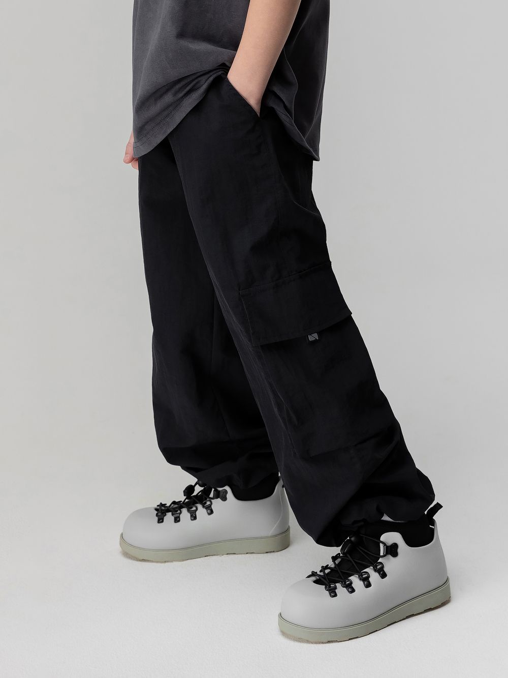 Брюки - карго с карманом - фото 9