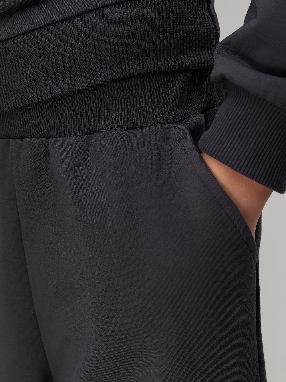 Костюм с толстовкой на короткой молнии - фото 7