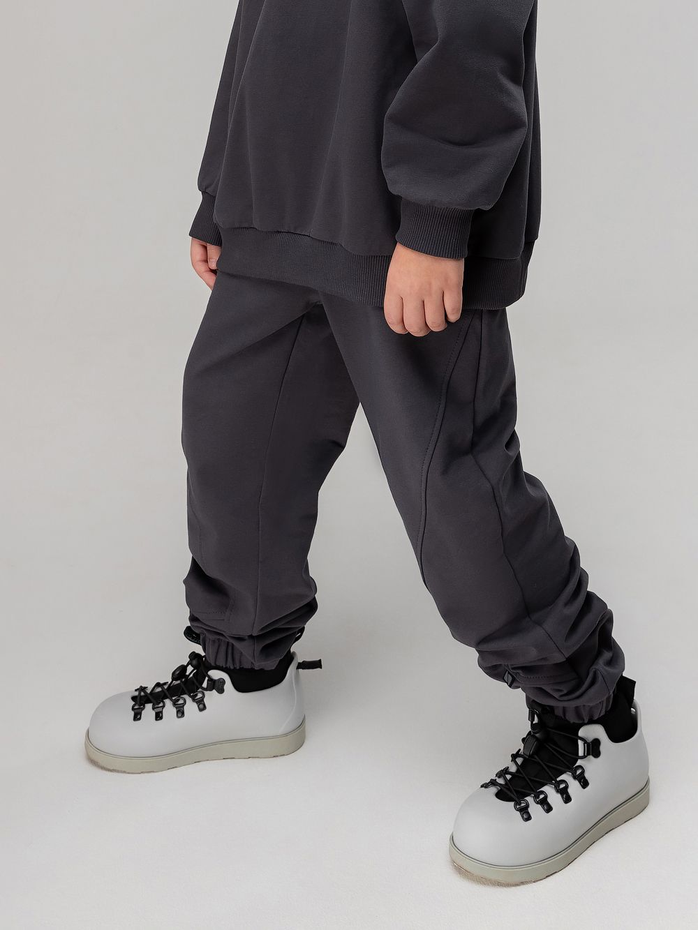 Костюм с толстовкой на короткой молнии - фото 9