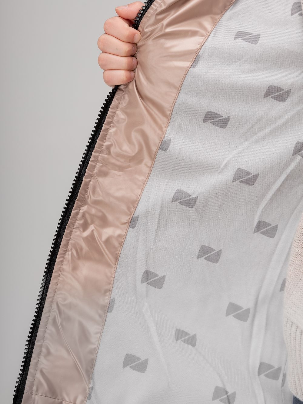 Стеганный бомбер - фото 7