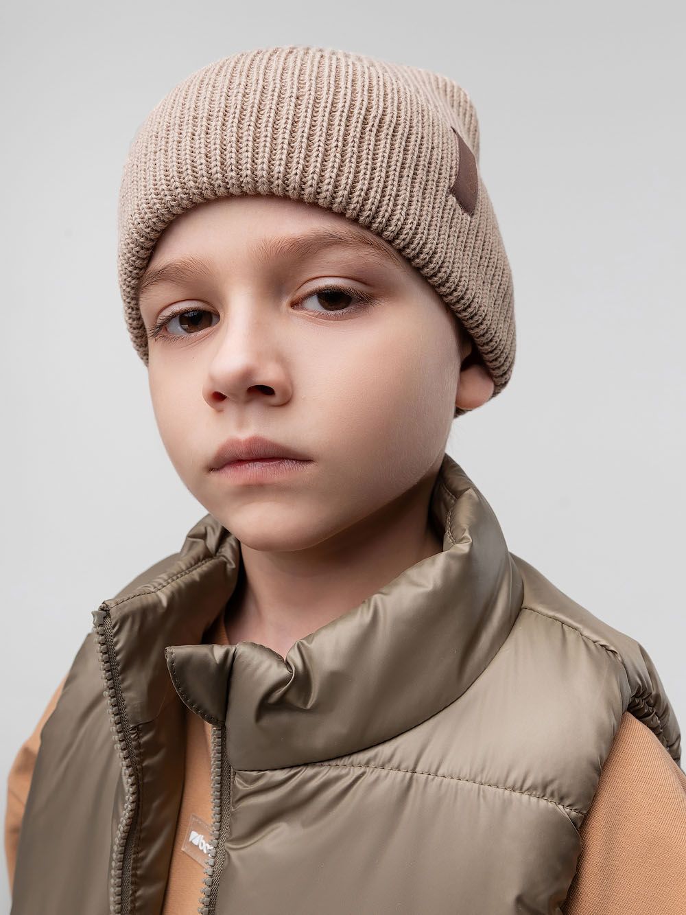 Шапка вязаная с жаккардовой нашивкой - фото 5