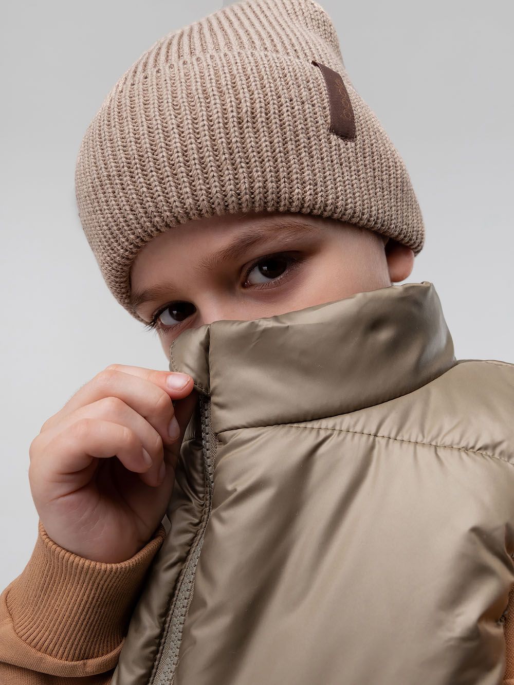 Шапка вязаная с жаккардовой нашивкой - фото 6