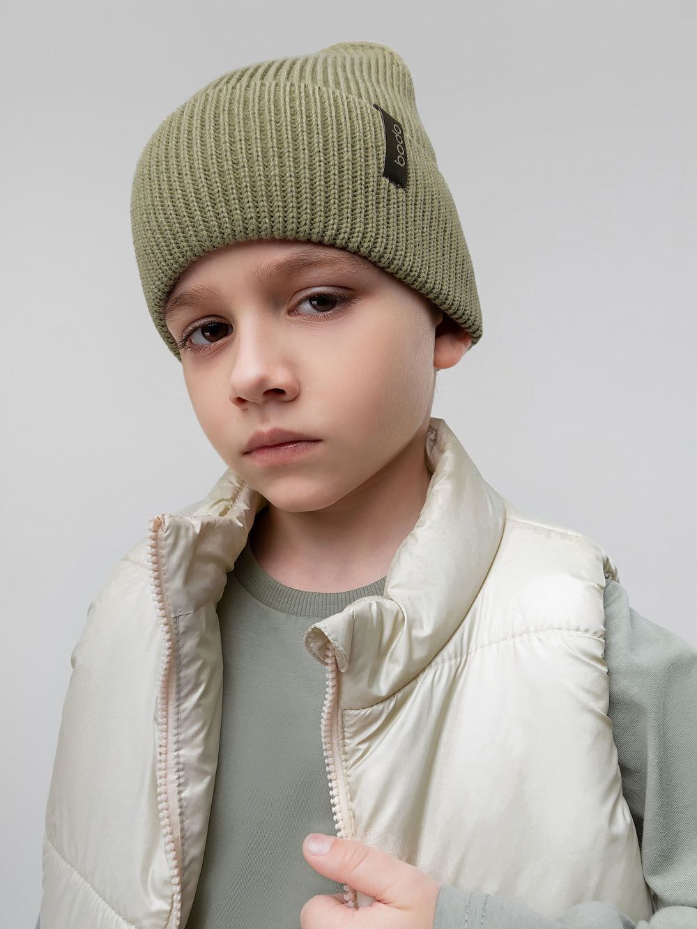 Шапка вязаная с жаккардовой нашивкой - фото 3