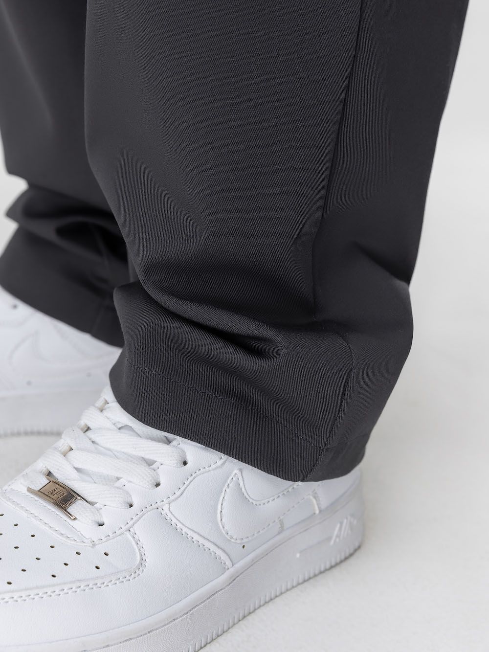 Брюки с декоративными клапанами - фото 8