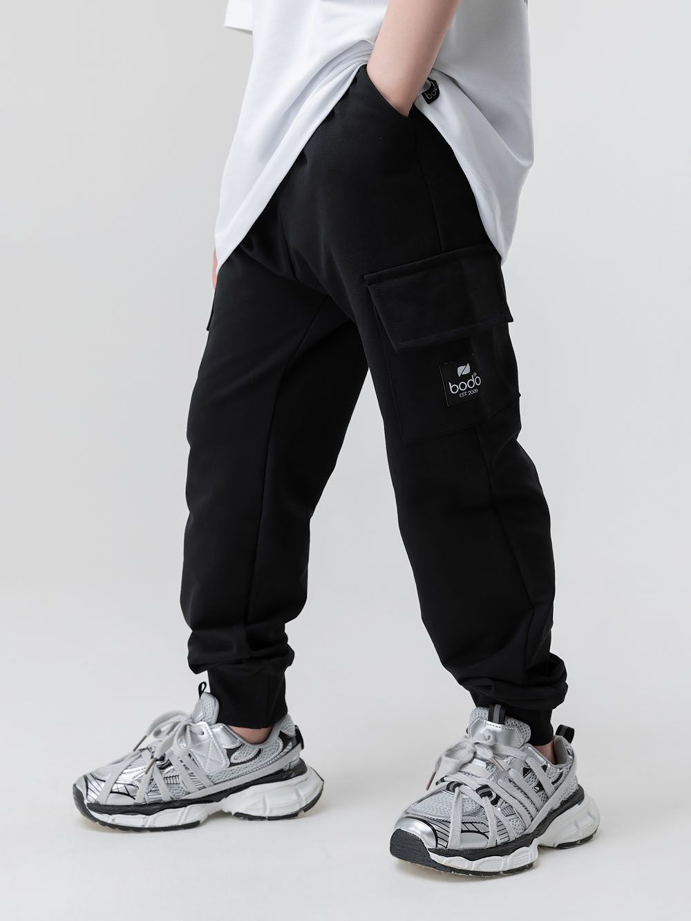 Брюки - джоггеры с карманами - фото 5