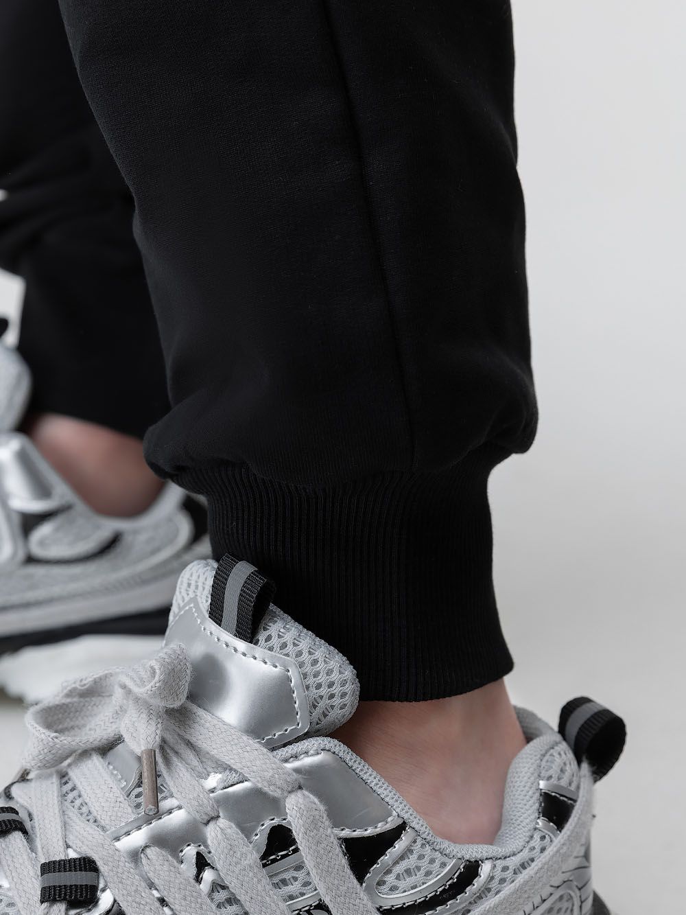 Брюки - джоггеры с карманами - фото 9