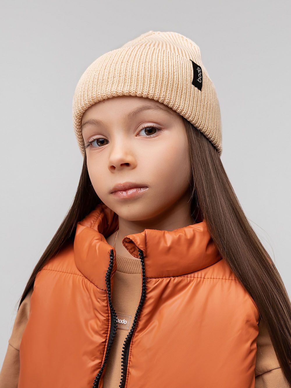 Шапка вязаная с жаккардовой нашивкой - фото 1