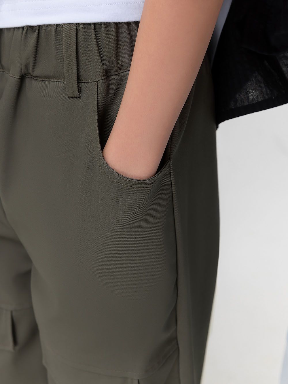 Брюки с декоративными клапанами - фото 4