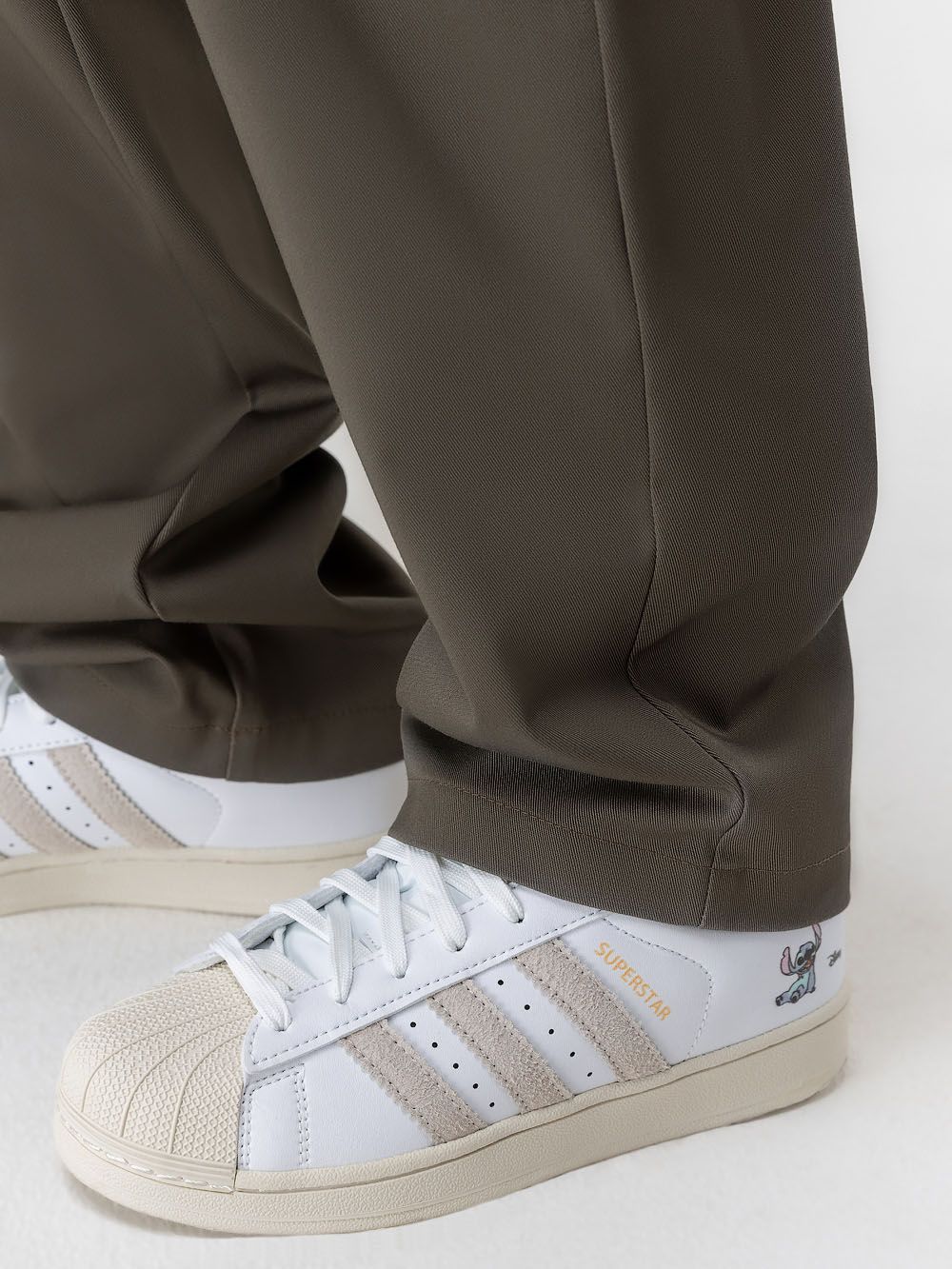 Брюки с декоративными клапанами - фото 6