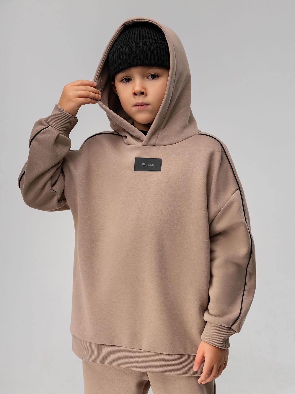 Костюм с черной окантовкой - фото 4