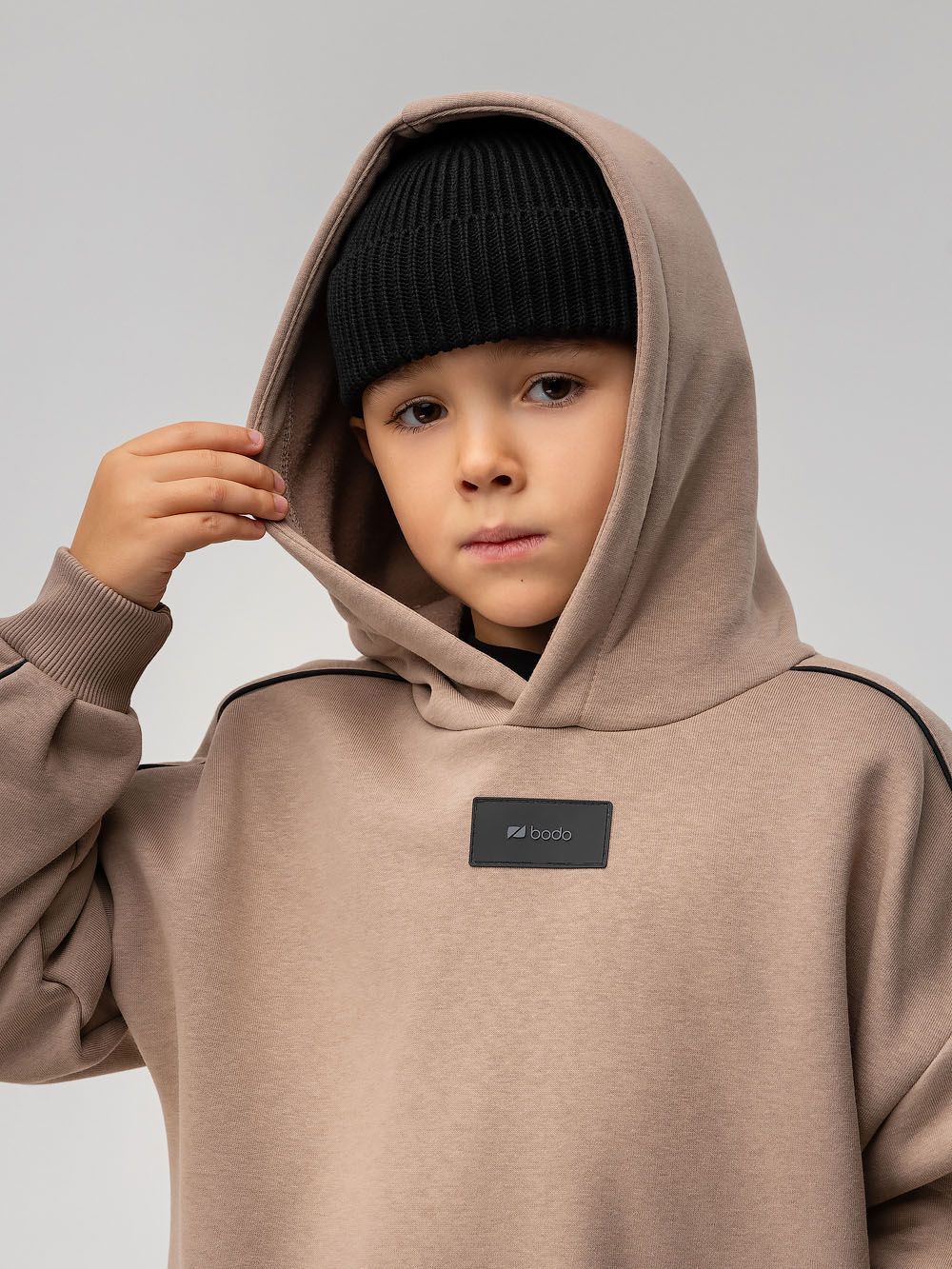 Костюм с черной окантовкой - фото 7