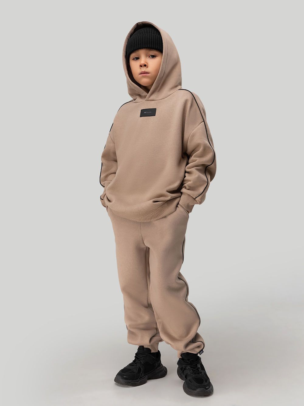 Костюм с черной окантовкой - фото 2