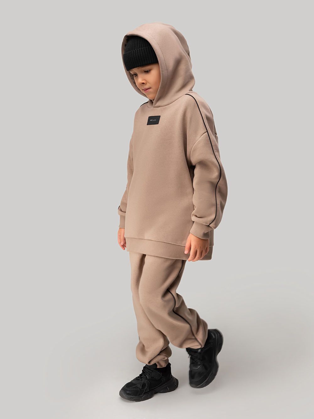 Костюм с черной окантовкой - фото 5