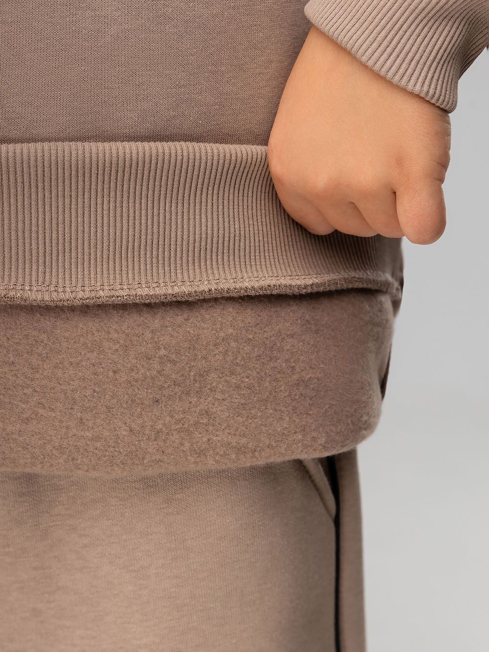 Костюм с черной окантовкой - фото 9