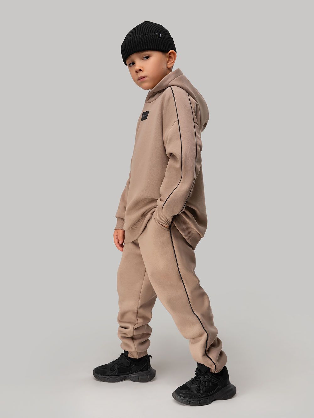 Костюм с черной окантовкой - фото 10