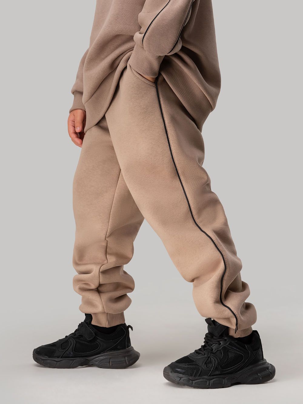 Костюм с черной окантовкой - фото 11