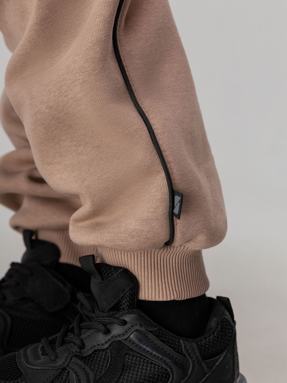 Костюм с черной окантовкой - фото 13