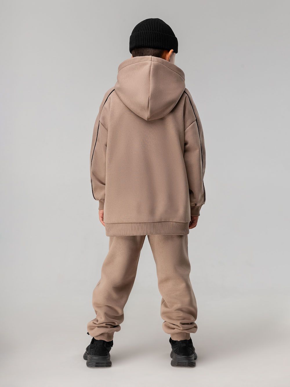 Костюм с черной окантовкой - фото 14