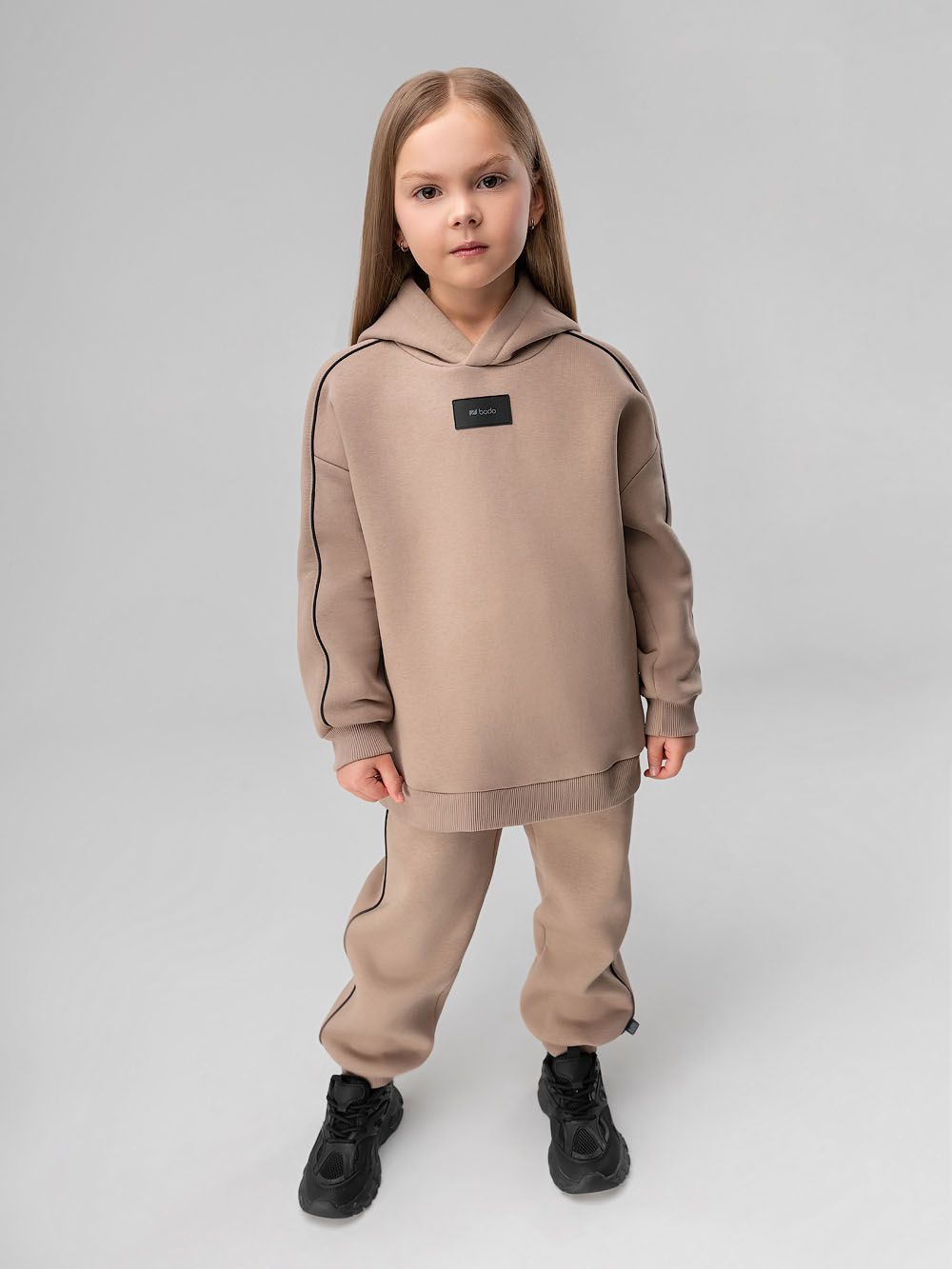 Костюм с черной окантовкой - фото 3