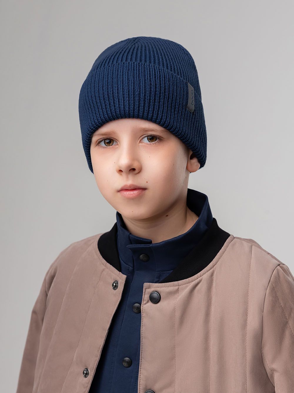 Шапка вязаная с жаккардовой нашивкой - фото 2