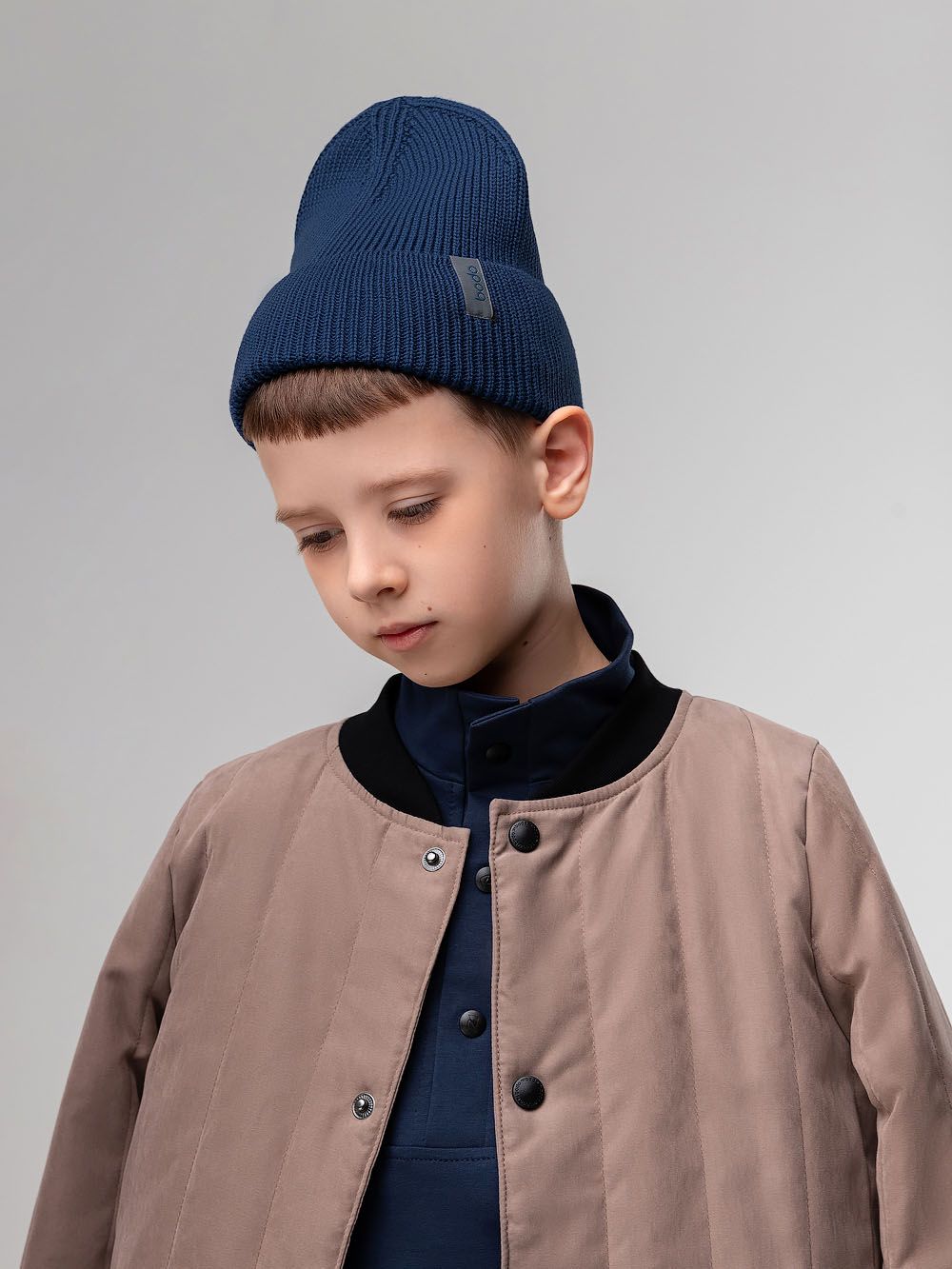 Шапка вязаная с жаккардовой нашивкой - фото 3