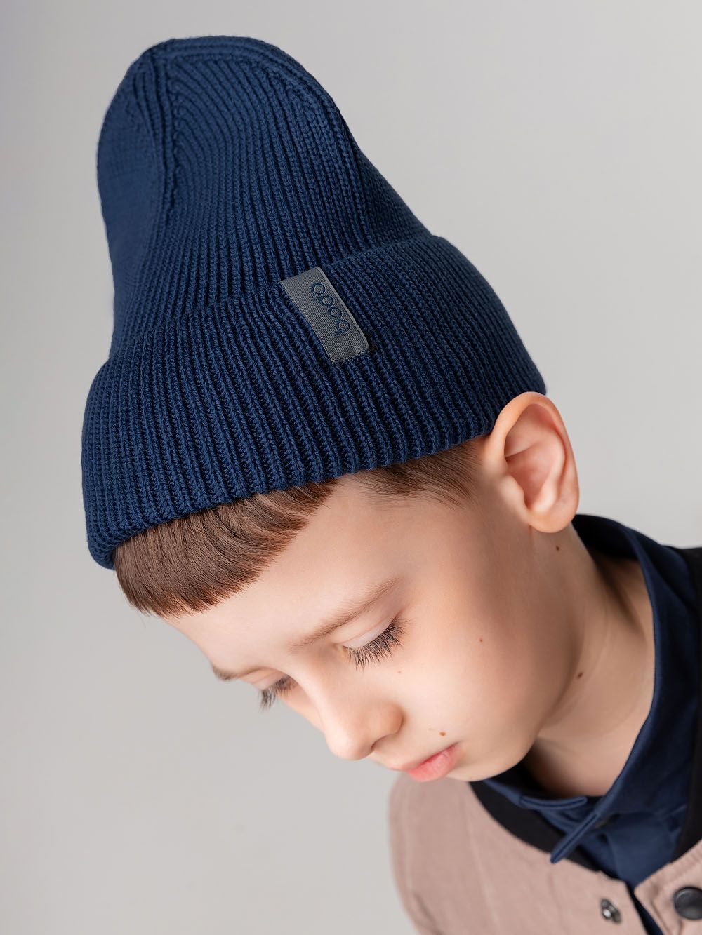 Шапка вязаная с жаккардовой нашивкой - фото 4