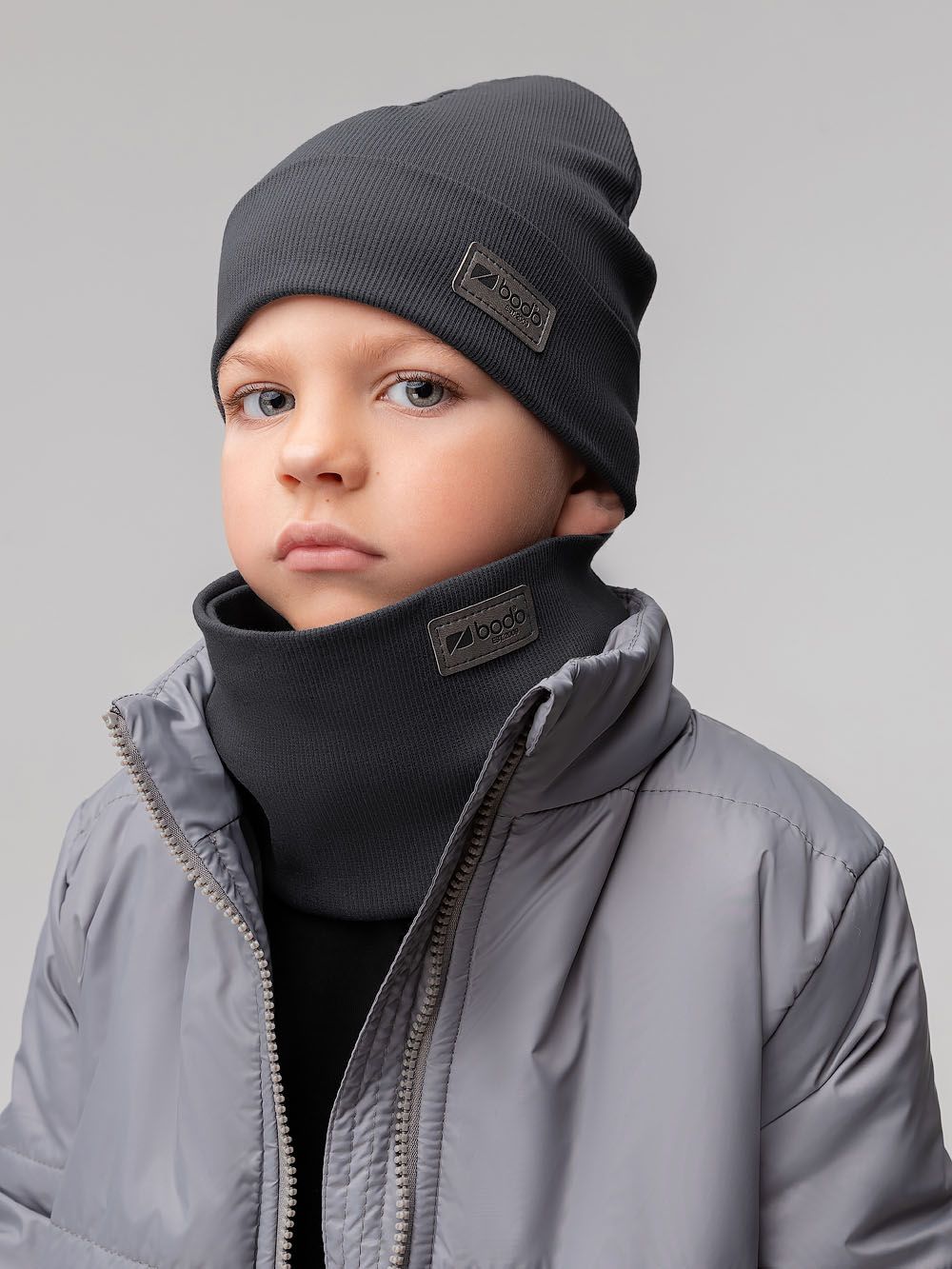 Комплект (шапка, снуд) с кожзам нашивкой - фото 1