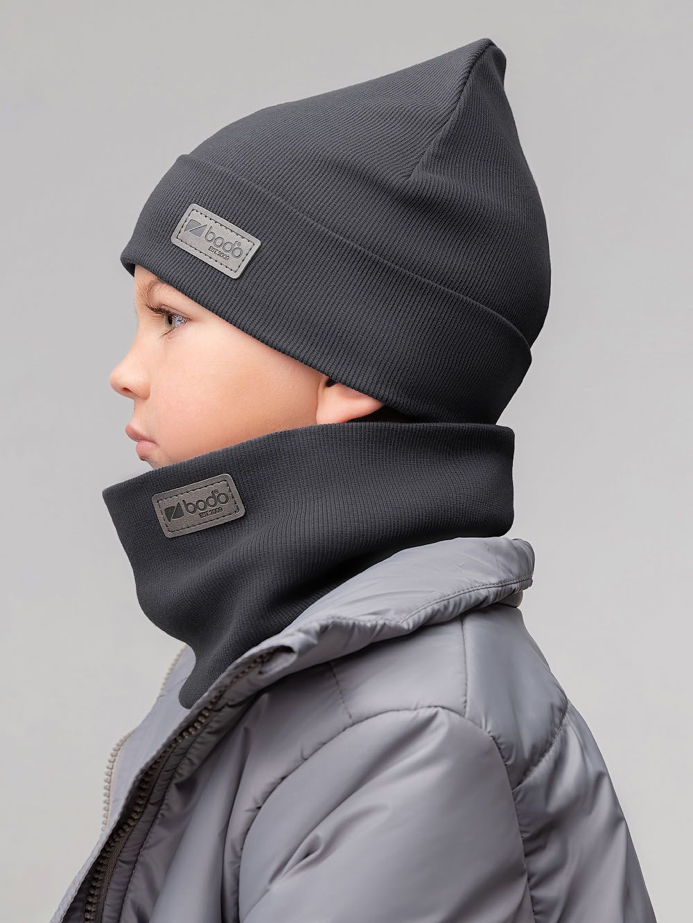 Комплект (шапка, снуд) с кожзам нашивкой - фото 2