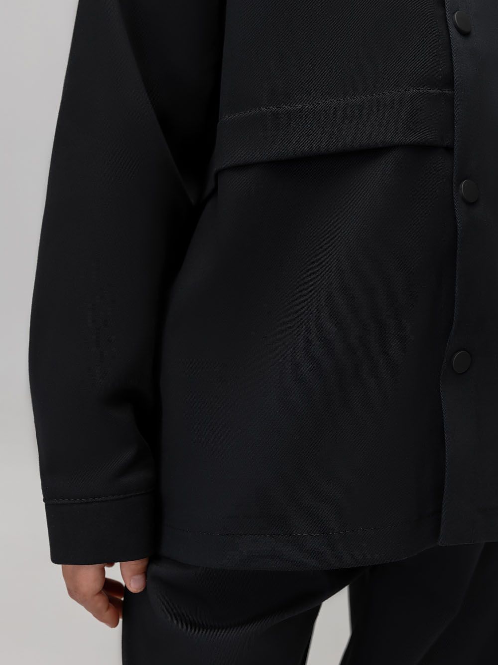 Костюм с рубашкой на кнопках - фото 9