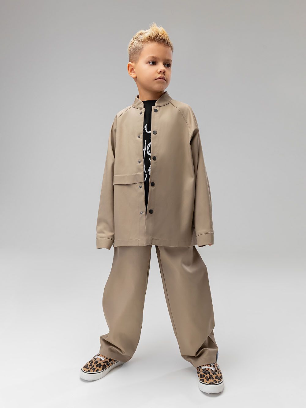 Костюм с рубашкой на кнопках - фото 8