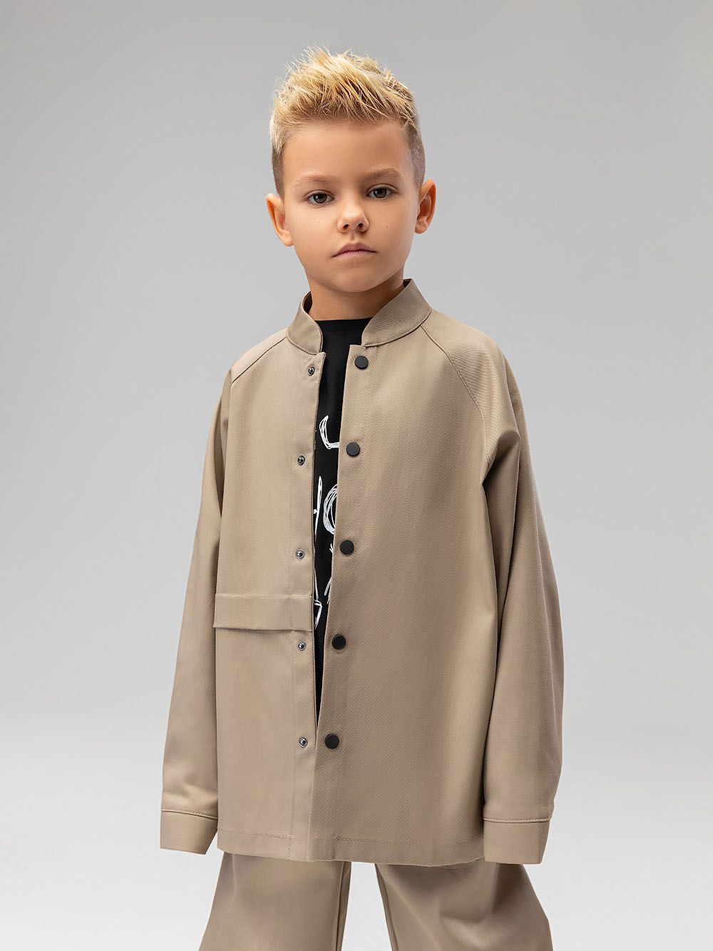 Костюм с рубашкой на кнопках - фото 9