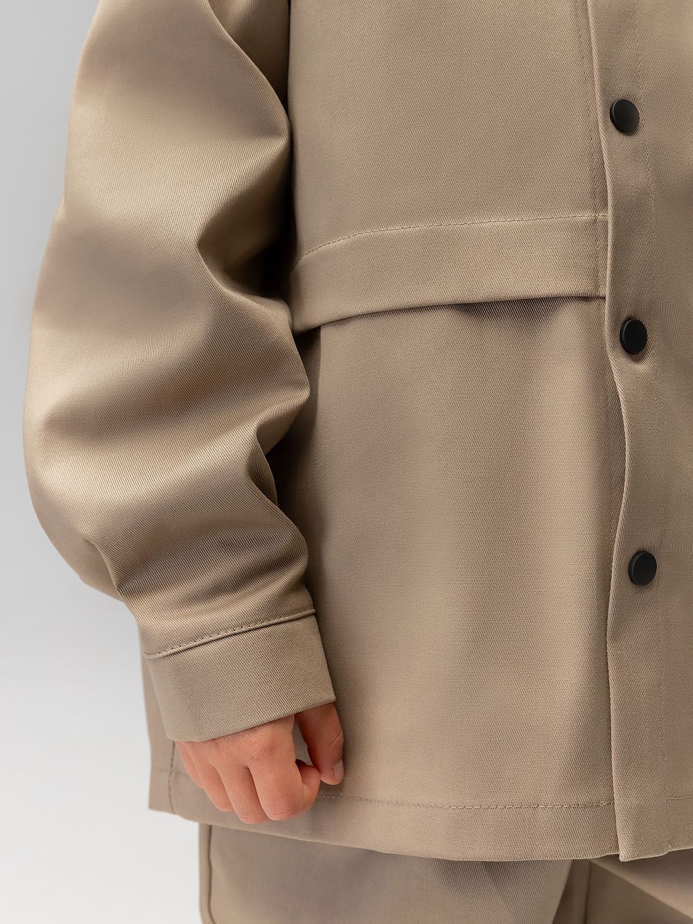 Костюм с рубашкой на кнопках - фото 12