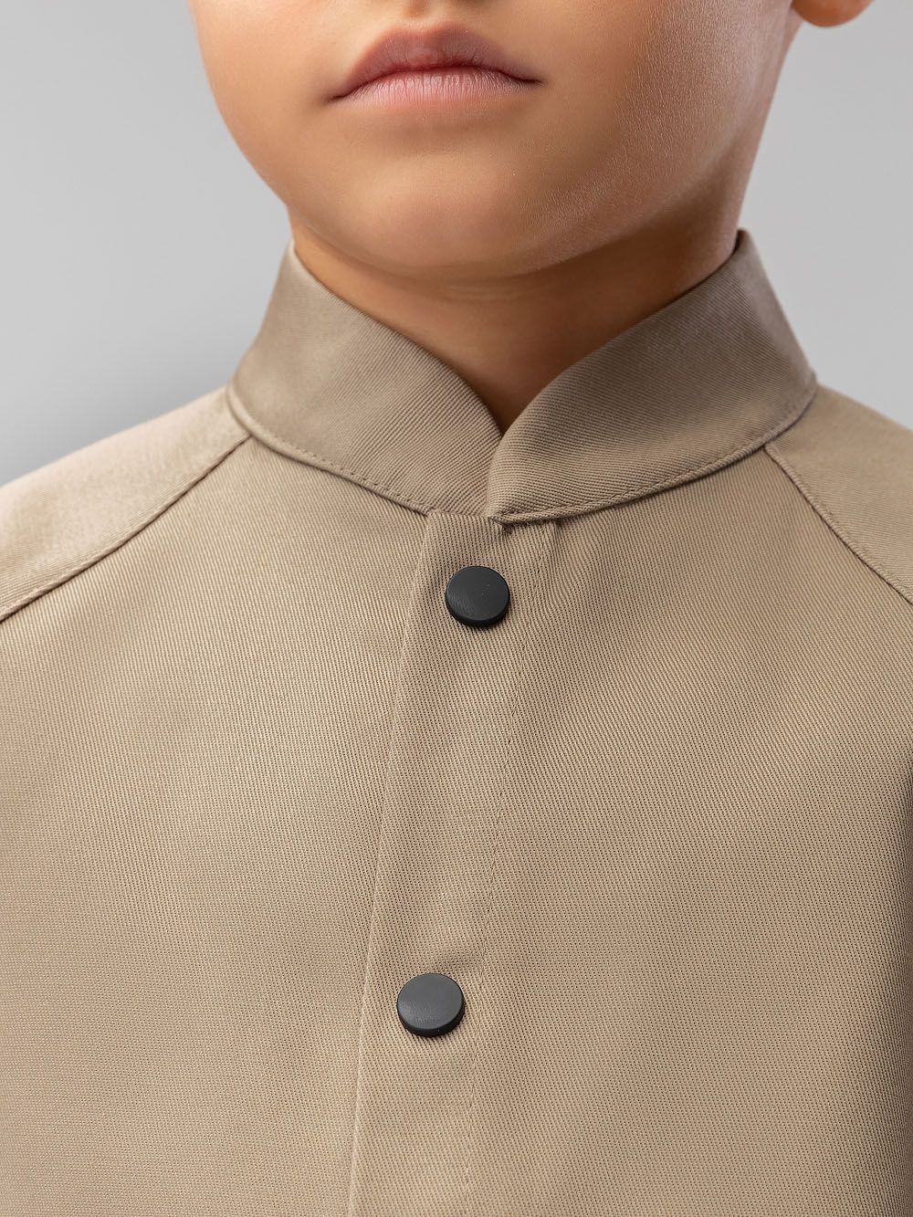 Костюм с рубашкой на кнопках - фото 13