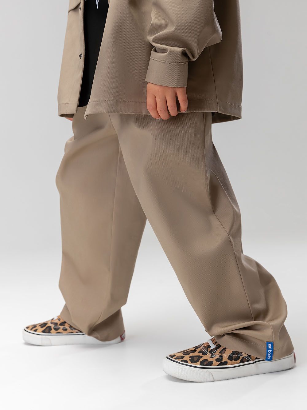 Костюм с рубашкой на кнопках - фото 16