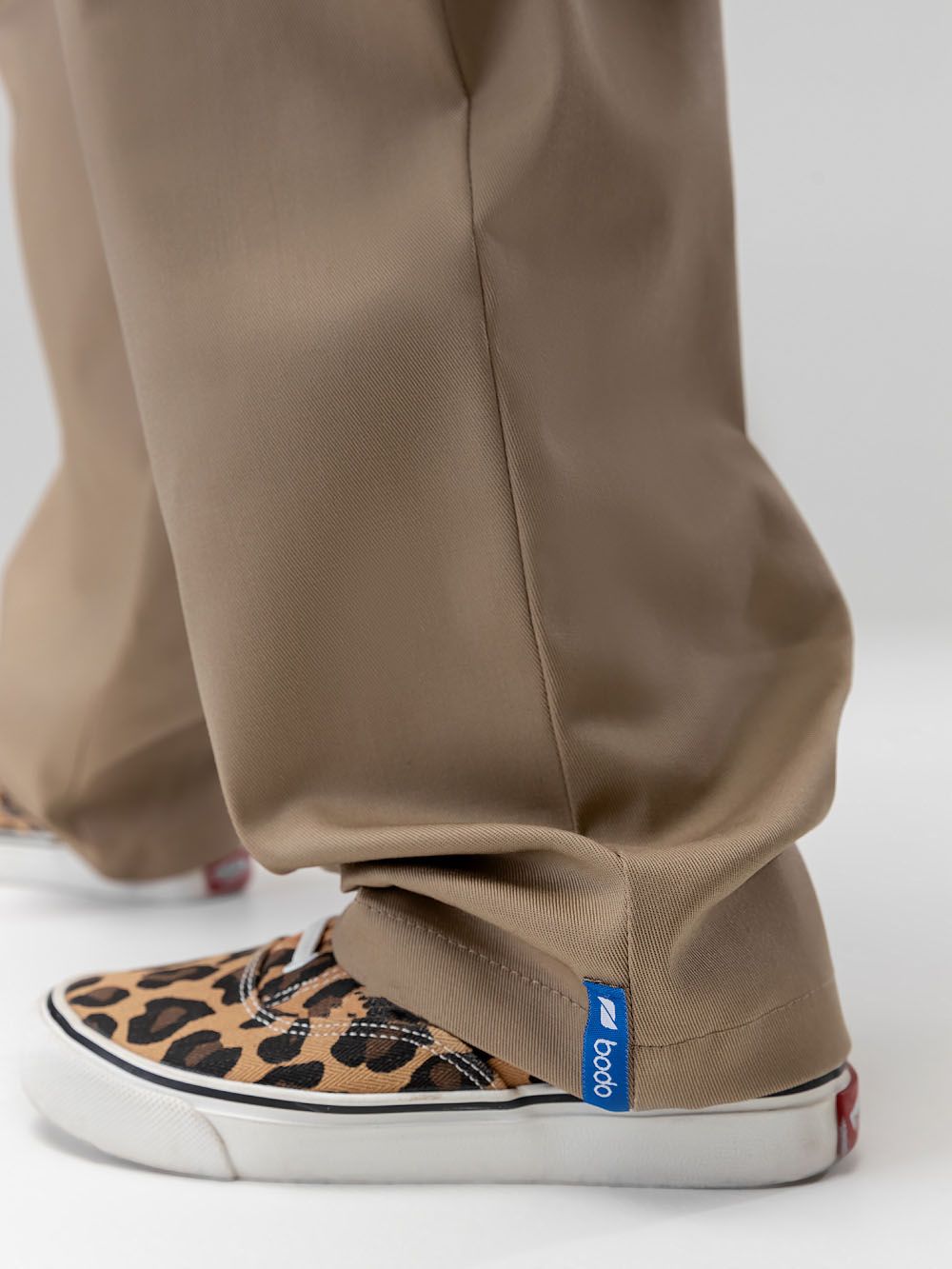 Костюм с рубашкой на кнопках - фото 17