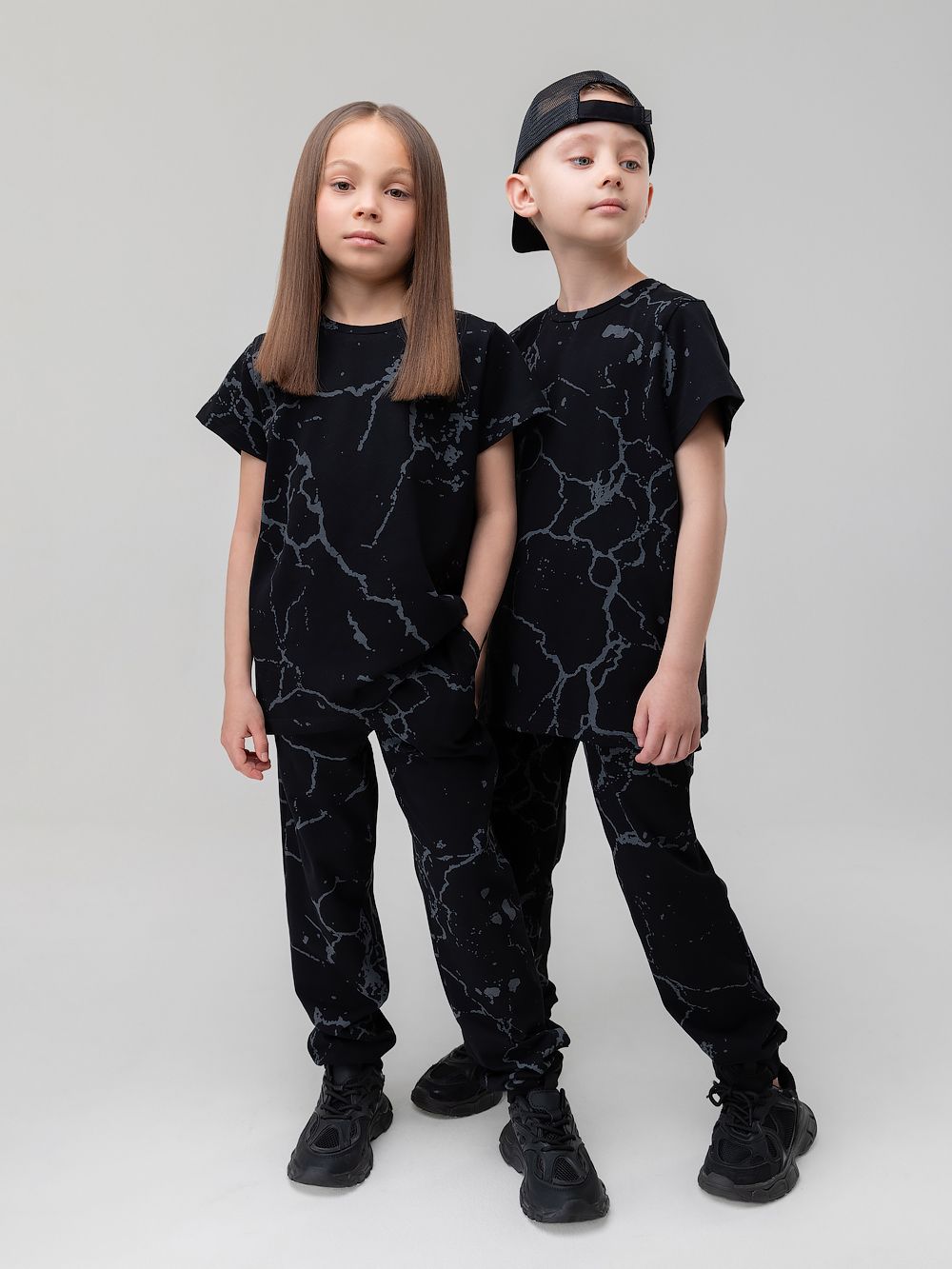 Костюм с футболкой с набивкой - фото 1